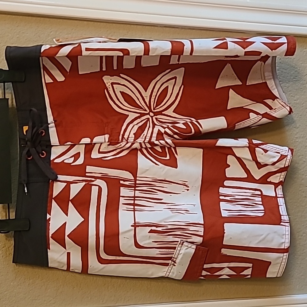 Quicksilver Makapuu 19" Board Shorts - Size 33 - NWT !!